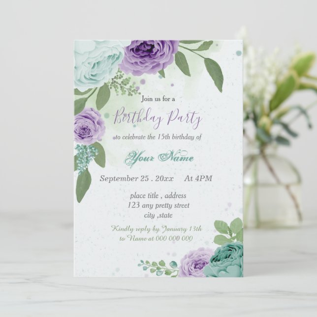 Invitación flores moradas azules hojas verdes cumpleaños (Anverso de pie)