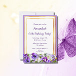 Invitación Flores moradas de cumpleaños oro blanco<br><div class="desc">Una elegante tarjeta de invitación para una fiesta de cumpleaños por 60 años. Plantillas para su información. Marco ultra violeta de color lavanda y dos marcos finos de oro delgados. Elegante fondo blanco,  letras violetas. Con bonito violeta,  violeta y con flores blancas. Atrás: fondo violeta.</div>