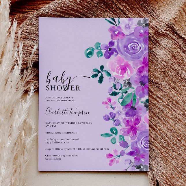 Invitación Flores moradas románticas lavanda bebé ducha (Romantic purple flowers lavender baby shower invitation on purple)