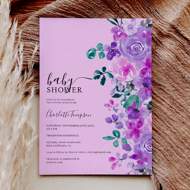 Invitación Flores moradas románticas lavanda bebé ducha (Romantic purple flowers lavender baby shower invitation on light pink)