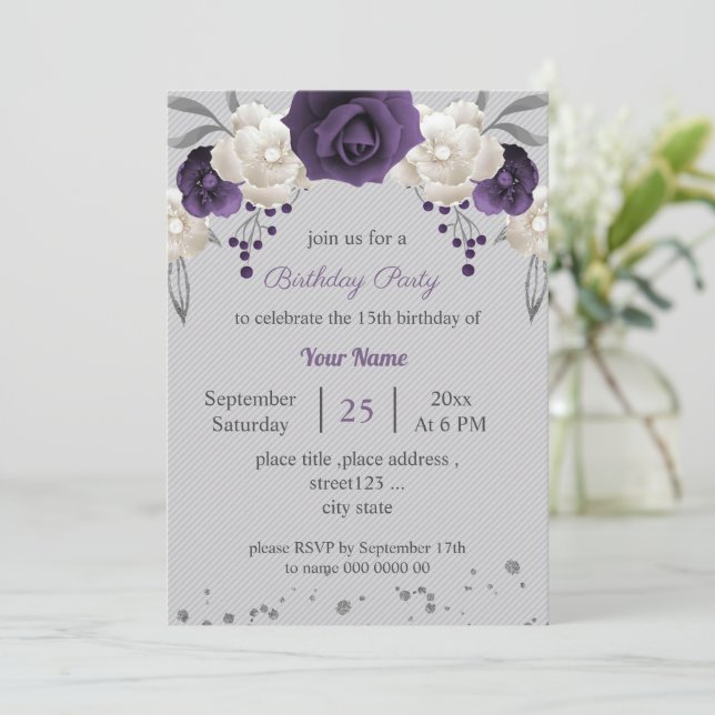 Invitación flores polvorientas púrpura y blanca gris cumpleañ (Anverso de pie)