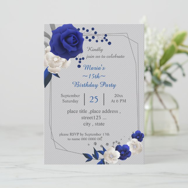 Invitación flores reales azules blancas cumpleaños geométrico (Anverso de pie)