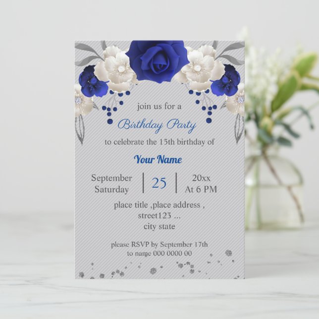 Invitación flores reales azules blancas hojas grises cumpleañ (Anverso de pie)