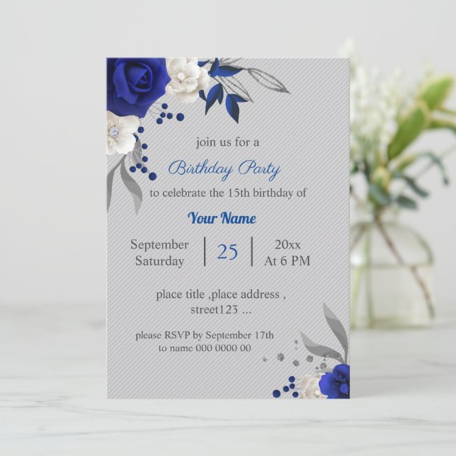 Invitación flores reales azules blancas hojas grises cumpleañ (Anverso de pie)