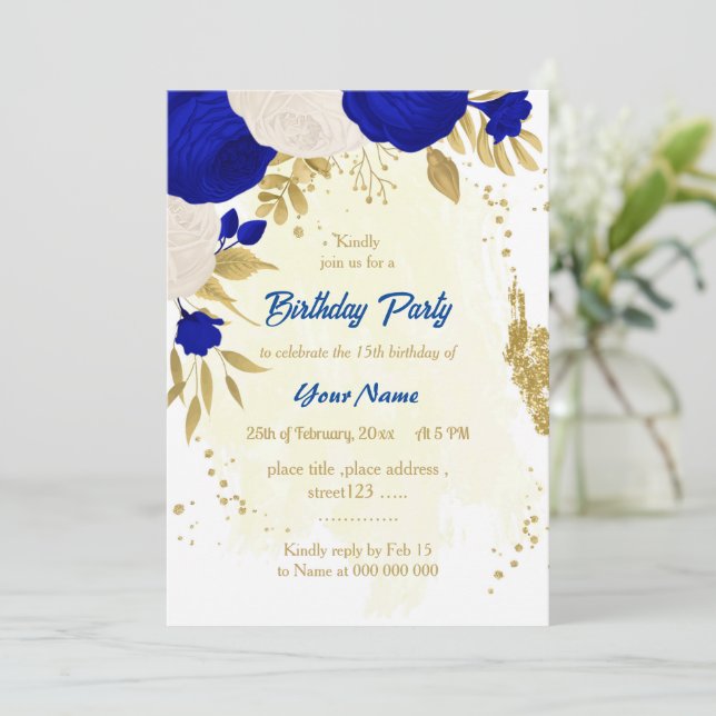 Invitación flores reales azules y blancas cumpleaños de oro (Anverso de pie)