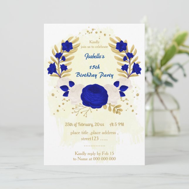 Invitación flores reales azules y blancas cumpleaños de oro (Anverso de pie)