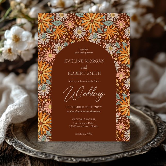 Invitación Flores retro groovía barca de barro naranja (retro groovy flowers terracotta orange sage green arched wedding invitation)