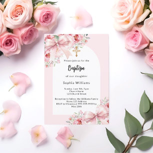 Invitación Flores rosadas arco cruz oro baptismo chica