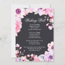 Flores rosadas en un pozo de los deseos negro