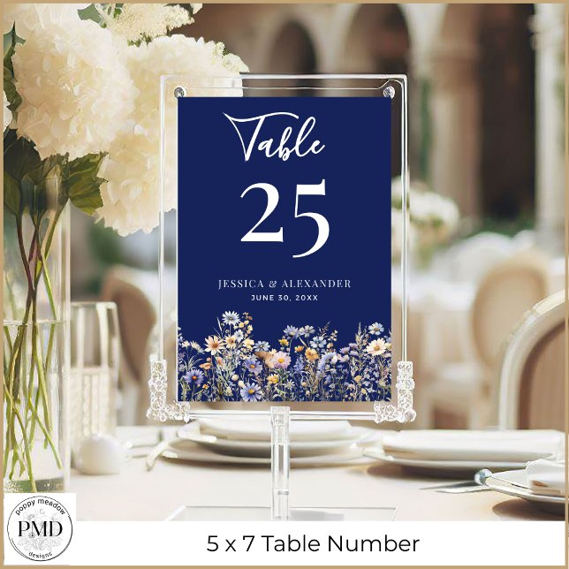 Invitación Flores salvajes azul turbulentas Boda 5x7 Número d (Dusty Blue Wildflowers Wedding 5 x 7 Table Number with Navy Background, Couple Names, Wedding Date.
)