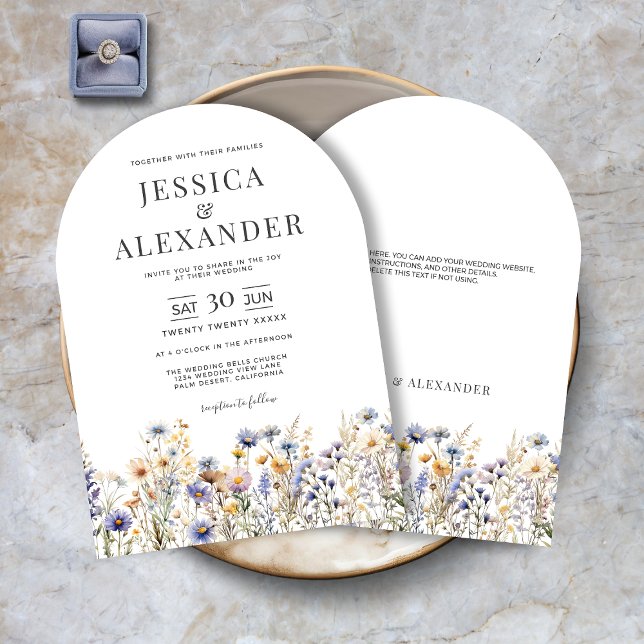 Invitación Flores salvajes azul turquesa elegante Boda de arc (Dusty Blue Wildflowers Elegant Arch Wedding Invitation with Modern Typography, Optional Text on Back)