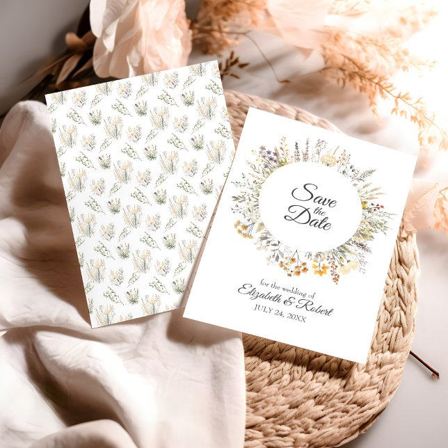 Invitación Flores Silvestres Acuarela Melocotón Salvar La Fec (Peach Watercolor Wildflowers Save The Date Invitation on a table with neutral boho decoration.)