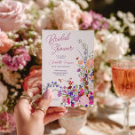 Invitación Flores silvestres boho modernas acuarela ducha de<br><div class="desc">Esta moderna invitación a la ducha de novia con guión de pulsera cuenta con un impresionante ramo de flores de acuarela silvestre pintado a mano en tonos de rubor, coral, violeta y rosa. La distribución es limpia, aireada y sin esfuerzo elegante, perfecta para un fiesta de té de moda, un...</div>