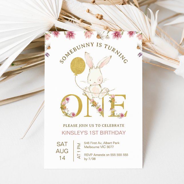 Invitación Flores silvestres de globo de oro algunos conejito (Some bunny is turning one 1st birthday invitation with a white bunny, wildflowers and old balloon.)