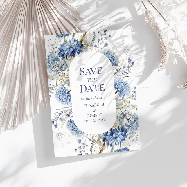 Invitación Flores silvestres del jardín azul francés salvan l (French Blue Garden Wildflowers Save The Dates Invitation on a sunny table with dry botanical.)