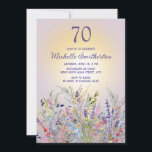 Invitación Flores silvestres Sun Purple Women's 70th Birthday<br><div class="desc">Elegante y artística 70 cumpleaños invitación a las mujeres con coloridas acuarelas y follaje sobre un suave fondo violeta con el sol brillando en el fondo. Hermosa invitación de estilo rústico. Contáctame para obtener ayuda con la personalización o para solicitar la correspondencia o coordinación de los productos de Zazzle.</div>