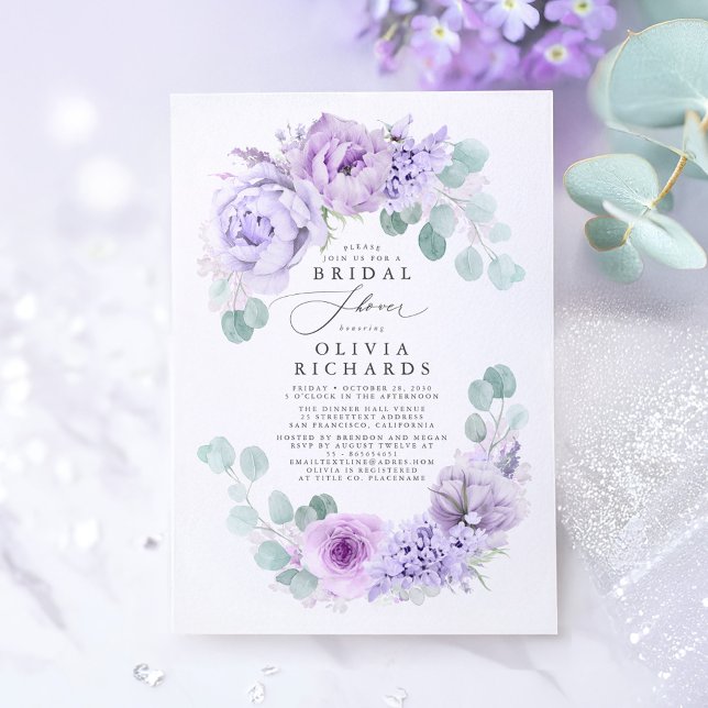 Invitación Flores turbias moradas elegantes duchas suaves de  (Purple Floral Romantic Bridal Shower Invitation)