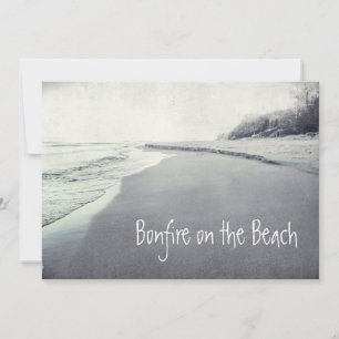 Invitación Fogata Retro en la Orilla de la Playa Fresco