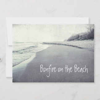 Invitación Fogata Retro en la Orilla de la Playa Fresco