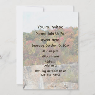 Invitación Follaje de otoño a lo largo del acantilado de roca