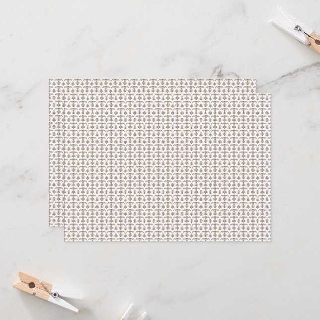 Invitación fondo blanco con un patrón marrón (Anverso/Reverso In Situ)