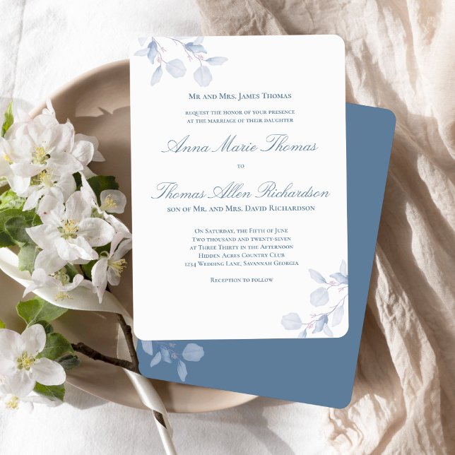Invitación Formal Clásica de Bodas Botánicas Azul  (Classic dusty blue wedding invitation with parents’ names and elegant calligraphy script.)