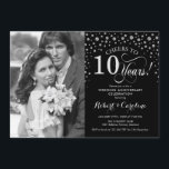 Invitación Foto 10º Aniversario de Boda - Negro Plateado<br><div class="desc">Invitación del 10º Aniversario de Boda con Foto. Diseño elegante en plateado y negro con fuente de escritura y confeti de diamantes. Se puede personalizar para mostrar cualquier año de matrimonio. ¡Salud por 10 años!</div>
