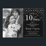 Invitación Foto 10º Aniversario de Boda - Negro Plateado<br><div class="desc">Invitación del 10º Aniversario de Boda con Foto. Diseño elegante en plateado y negro con fuente de escritura y confeti de diamantes. Se puede personalizar para mostrar cualquier año de matrimonio. ¡Salud por 10 años!</div>