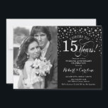 Invitación Foto 15º Aniversario de Boda - Plata Negro<br><div class="desc">Invitación del 15º Aniversario de Boda con Foto. Diseño elegante en plata y negro con letra cursiva y confeti de diamantes. Se puede personalizar para mostrar cualquier año de matrimonio. ¡Salud por 15 años!</div>