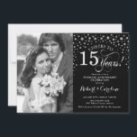 Invitación Foto 15º Aniversario de Boda - Plata Negro<br><div class="desc">Invitación del 15º Aniversario de Boda con Foto. Diseño elegante en plata y negro con letra cursiva y confeti de diamantes. Se puede personalizar para mostrar cualquier año de matrimonio. ¡Salud por 15 años!</div>