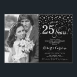 Invitación Foto 25 Aniversario de Boda - Negro Plateado<br><div class="desc">Invitación de 25 Aniversario de Boda con Foto. Diseño elegante en plateado y negro con letra script y confeti de diamantes. Se puede personalizar para mostrar cualquier año de matrimonio. ¡Salud por 25 años!</div>