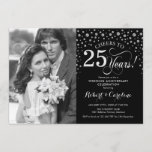 Invitación Foto 25° Aniversario del Boda - Negro plateado<br><div class="desc">Invitación al 25º aniversario del Boda con foto. Diseño elegante en plata y negro con fuente de guion y diamantes confetti. Se puede personalizar para mostrar cualquier año de matrimonio. ¡Salud a 25 años!</div>