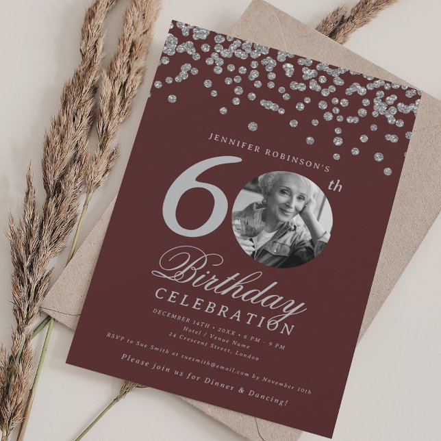 Invitación Foto 60.º cumpleaños Silver Confetti Borgoña (Photo 60th Birthday Silver Confetti Burgundy Invitation)