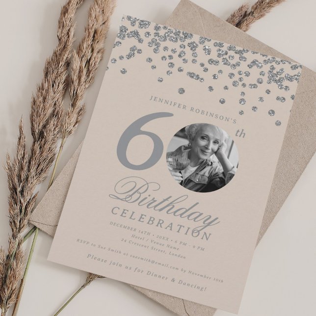 Invitación Foto 60 cumpleaños Confetti de plata Champagne (Photo 60th Birthday Silver Confetti Champagne Invitation)