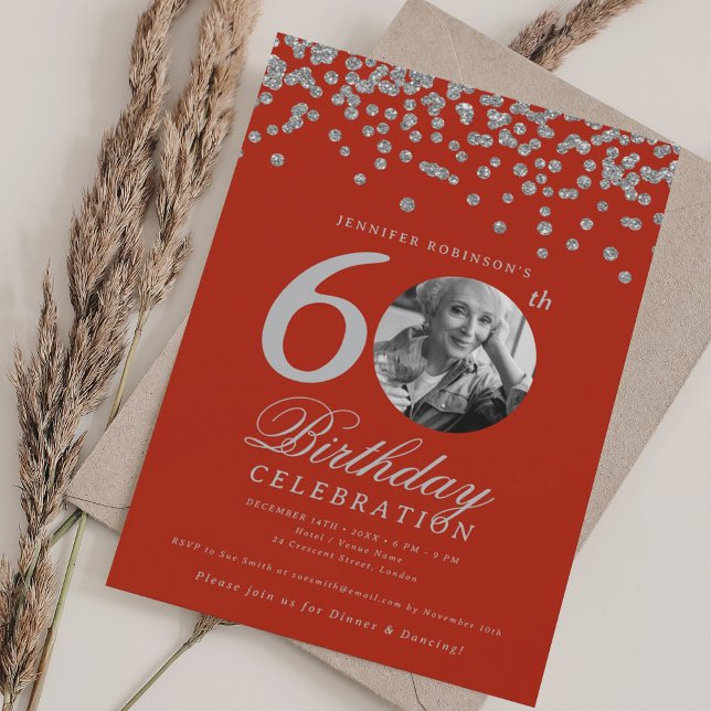 Invitación Foto 60 cumpleaños Confetti Plata Champagne Rojo (Photo 60th Birthday Silver Confetti Champagne Red Invitation)
