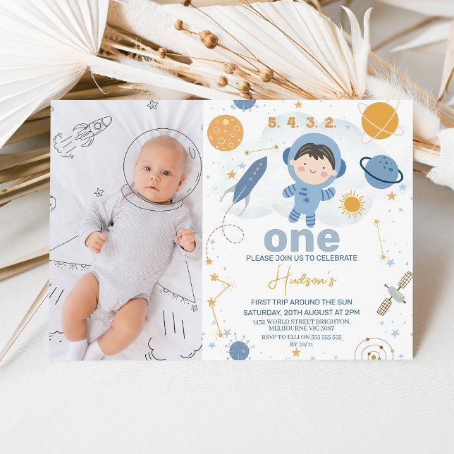 Invitación Foto azul de su primer viaje alrededor del primer  (First Trip Around The Sun 1st Birthday Invitation, Boys Outer Space Birthday Invite, Blue Orange, )
