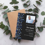 Invitación Foto azul marino de cumpleaños<br><div class="desc">Moderna,  elegante e invitada. Un fondo negro decorado con un confeti azul. Personalice y agregue la foto,  un nombre y detalles del fiesta. Texto blanco.</div>