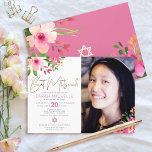 Invitación Foto Bat Mitzvah Floral Watercolor Gold Script<br><div class="desc">Estar orgulloso, regocijarse y mostrar este hito de su Bat Mitzvah favorito con esta sofisticada y personalizada invitación fotográfica! Una acuarela floral de moda, impresionante, rosa y melocotón, con una tipografía de Relieve metalizado dorado falsa rosa polvoriento moderno y serif gris, sobrepone un fondo blanco en el lado izquierdo, tu...</div>