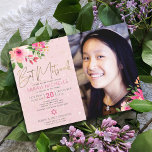 Invitación Foto Bat Mitzvah Guión de color de agua rosa flora<br><div class="desc">Estar orgulloso, regocijarse y mostrar este hito de su Bat Mitzvah favorito con esta sofisticada y personalizada invitación fotográfica! Una acuarela floral de moda, impresionante, rosa y melocotón con una tipografía de Relieve metalizado dorado falsa rosa polvoriento moderno y serif gris sobrepone un fondo suave de color rosa y confetti...</div>