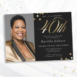 Invitación Foto: Black and Gold 40th Birthday Surprise Fiesta<br><div class="desc">Fotografía Black and Gold 40th Birthday Surprise Party Invitación. Este diseño tiene una temática minimalista dorada y negra que exuda la elegancia moderna. La invitación tiene un elegante fondo negro, que aporta un sofisticado lienzo para los opulentos acentos dorados. La tipografía moderna y elegante ocupa el centro del escenario, con...</div>