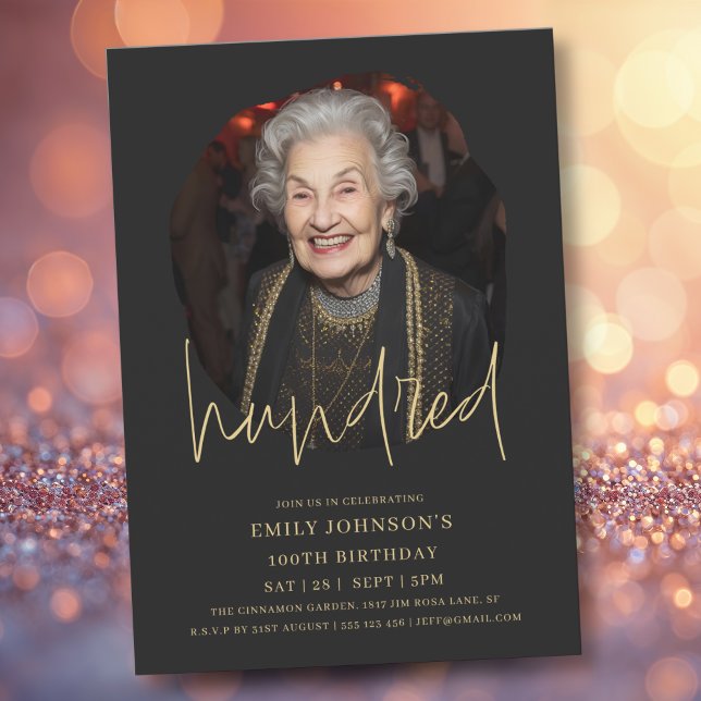 Invitación Foto Black and Gold Script 100 cumpleaños (Photo Black and Gold Script 100th Birthday Invitation)