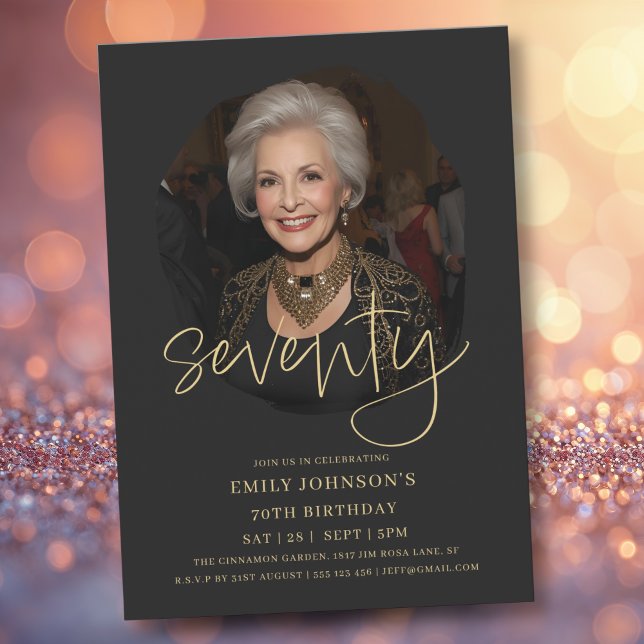 Invitación Foto Black and Gold Script 70 cumpleaños (Photo Black and Gold Script 70th Birthday Invitation)