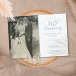 Invitación Foto boda del 60° aniversario de Diamond Confetti<br><div class="desc">Personalice con su foto boda favorita y sus detalles especiales de la celebración del 60 aniversario del boda de diamantes en la tipografía azul de moda. En el reverso aparece un confeti sobre un fondo azul diamante. Diseñado por Thisisnotme©</div>