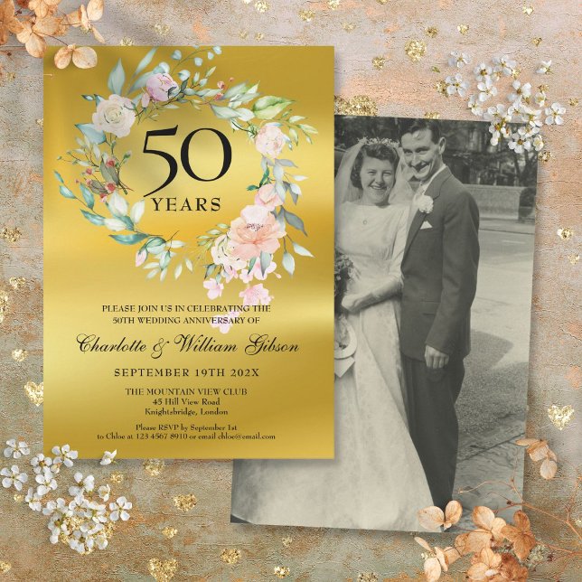 Invitación Foto boda Relieve metalizado dorado floral 50° ani (Wedding Photo Floral Gold Foil 50th Anniversary Invitation)