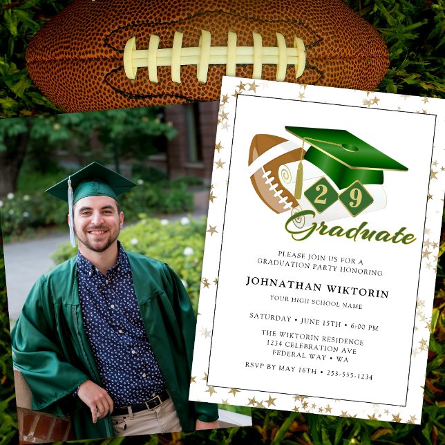 Invitación Foto clásica de la graduación de Cap Green Gold (Classic Graduation Cap Green Gold Football Photo Invitation)