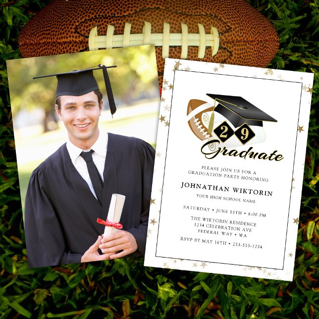 Invitación Foto clásica de la marca de graduación Black Gold (Classic Graduation Cap Black Gold Football Photo Invitation)