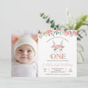 Invitación Foto Conejo floral frente a conejito primer cumple