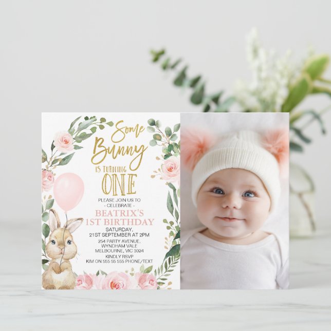 Invitación Foto Conejo rosa de rosa de vuelta un primer cumpl (Anverso de pie)