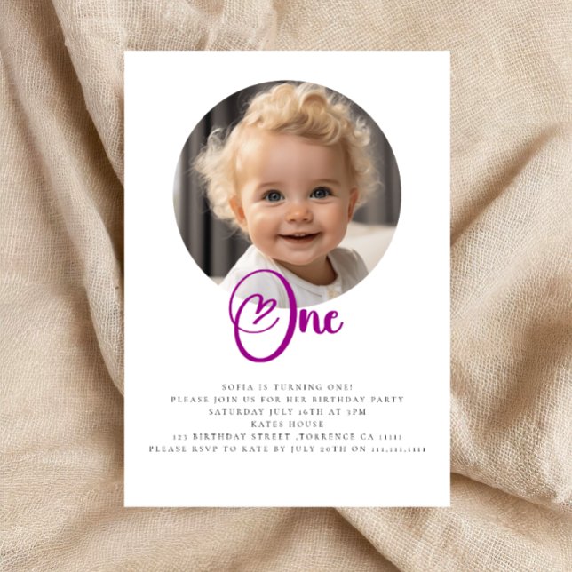 Invitación Foto corta fiesta de primer cumpleaños (minimalistic photo first birthday invitation with heart text, cute modern and simple)