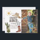 Invitación Foto Cumpleaños de Cowboy Western Wild West Kids<br><div class="desc">La invitación para foto de cumpleaños con temática de vaquero de este niño de moda incluye un fondo blanco con un gorra de vaquero, botas de vaquero, cactus y el sol. El reverso presenta un fondo blanco con patrones de vaca. Personalice sus necesidades. Puedes encontrar productos coincidentes en mi tienda....</div>